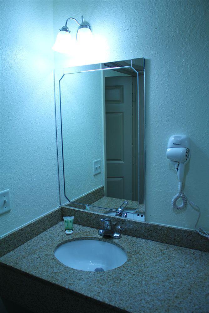 Americas Value & Suites-winnie