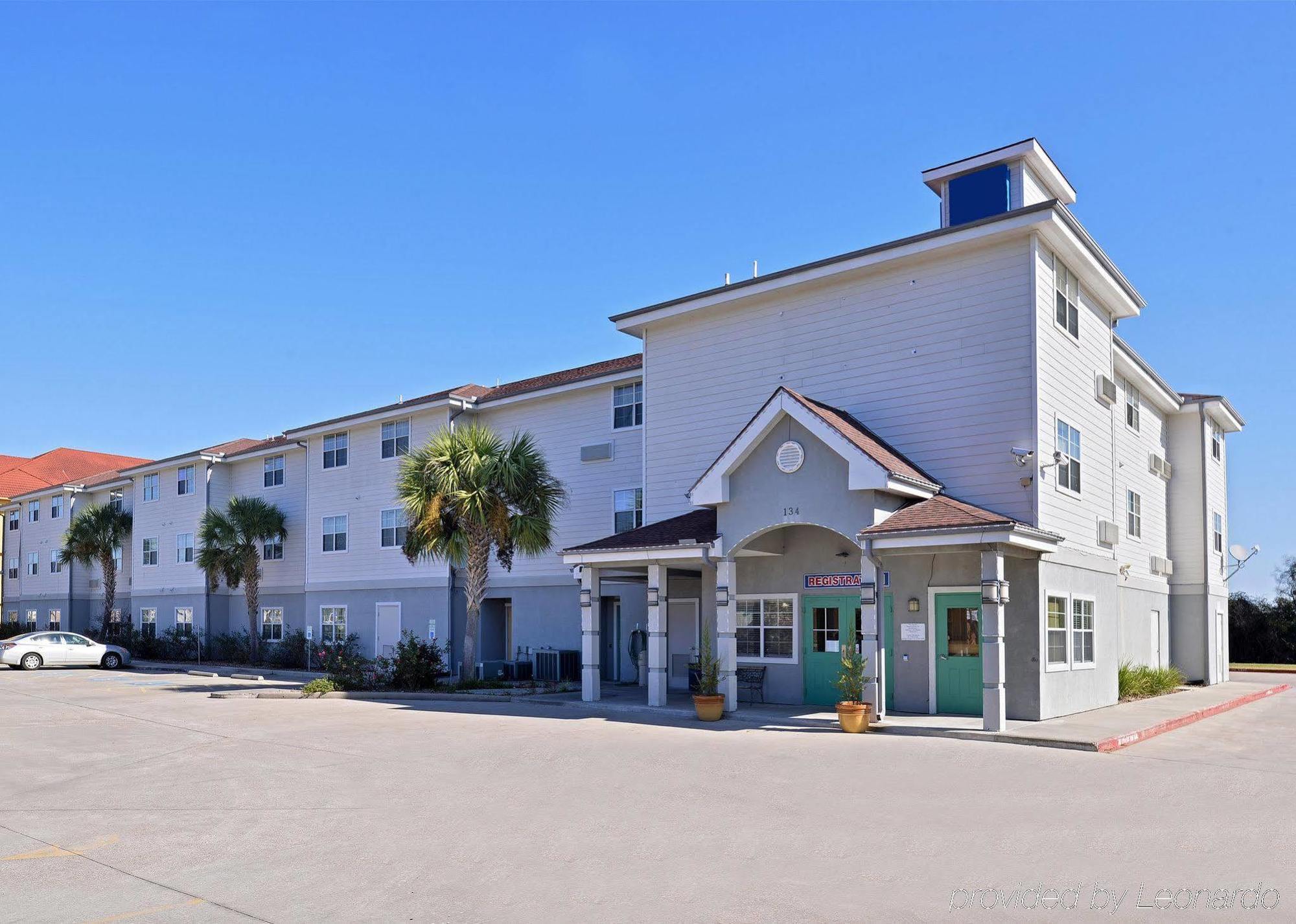 Americas Value & Suites-winnie Winnie