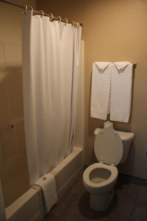 Americas Value & Suites-winnie Hotel